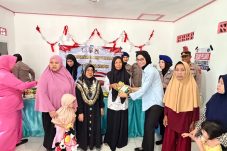 Polwan dan Bhayangkari Polda Kaltim Berbagi, Salurkan 316 Kilogram Gula kepada Warga Balikpapan