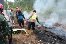 Brimob Padamkan Kebakaran Lahan Gambut Dekat Permukiman Warga di Paser