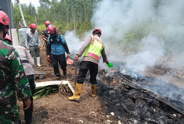 Brimob Padamkan Kebakaran Lahan Gambut Dekat Permukiman Warga di Paser