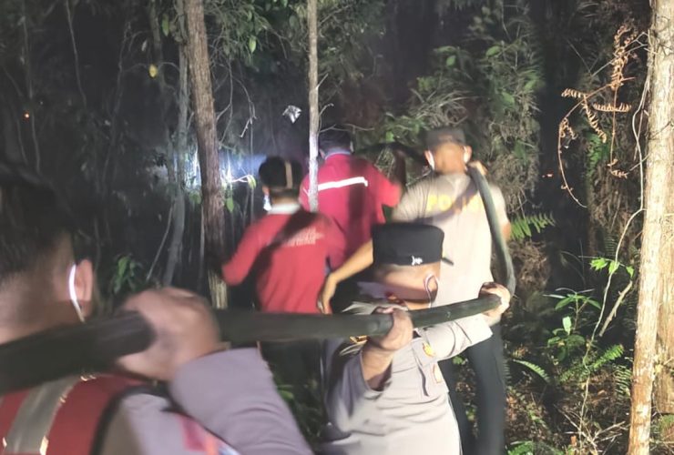 Tim Gabungan Polres Kubar dan Damkar Padamkan Karhutla di Muara Bunyut, 5 Hektare Lahan Terbakar