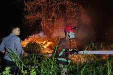 Gerak Cepat Patroli 110 Sat Samapta Polresta Samarinda Tanggulangi Kebakaran Lahan di Kecamatan Sambutan