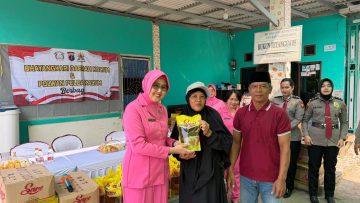 Polwan Polda Kaltim Berbagi, Salurkan 130 Paket Minyak Goreng kepada Warga Karang Joang