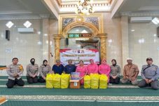 Tebar Kepedulian di Jumat Berkah, Polwan dan Bhayangkari Polda Kaltim Bagikan Nasi Kotak dan Al-Qur’an kepada Masyarakat