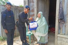 Jumat Berkah, Brimob Polda Kaltim Salurkan Sembako untuk Warga Kurang Mampu di Berau
