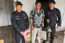 Jumat Berkah, Brimob Polda Kaltim Salurkan Sembako untuk Dua Lansia di Samarinda