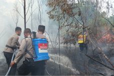 Satgas Aman Nusa II Polres Kubar Sigap Tangani Karhutla di Simpang Raya