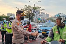 Waspadai Paparan Abu Vulkanik, Kapolres Metro Depok Bersama Polwan Bagikan Masker kepada Masyarakat