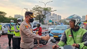 Waspadai Paparan Abu Vulkanik, Kapolres Metro Depok Bersama Polwan Bagikan Masker kepada Masyarakat