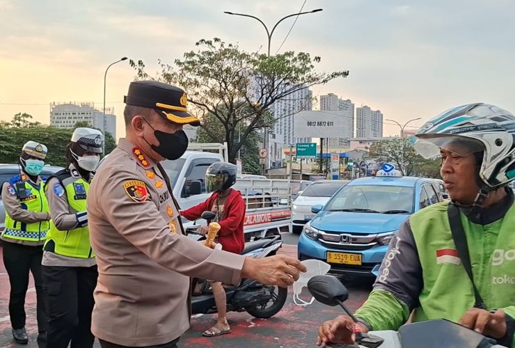 Waspadai Paparan Abu Vulkanik, Kapolres Metro Depok Bersama Polwan Bagikan Masker kepada Masyarakat