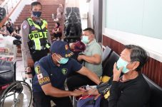 Sidokkes Polresta Bandara Soetta Berikan Pelayanan Kesehatan dan pemberian masker kepada Penumpang Terdampak Erupsi Anak Krakatau