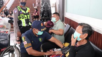 Sidokkes Polresta Bandara Soetta Berikan Pelayanan Kesehatan dan pemberian masker kepada Penumpang Terdampak Erupsi Anak Krakatau