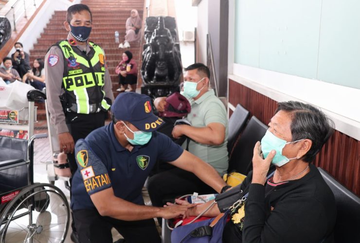 Sidokkes Polresta Bandara Soetta Berikan Pelayanan Kesehatan dan pemberian masker kepada Penumpang Terdampak Erupsi Anak Krakatau