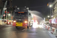 Brimob Polda Metro Jaya Semprot Jalan dan Bagikan Masker Antisipasi Abu Vulkanik Anak Krakatau