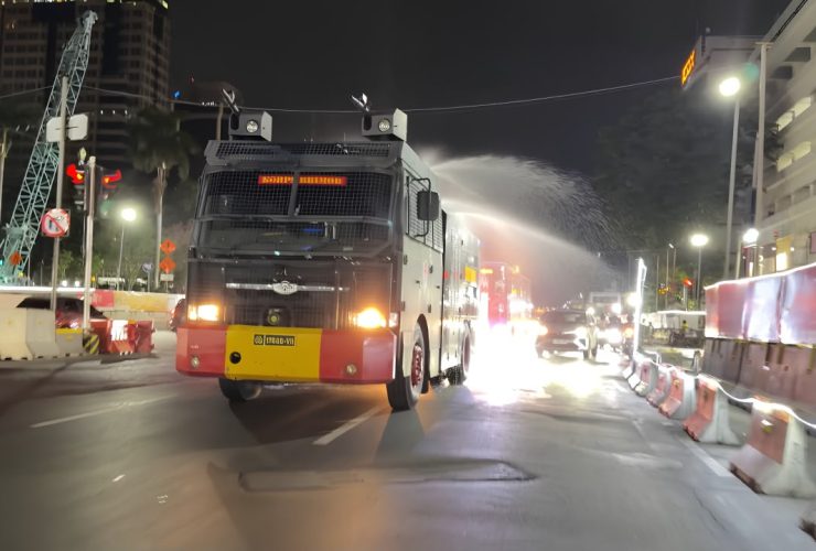 Brimob Polda Metro Jaya Semprot Jalan dan Bagikan Masker Antisipasi Abu Vulkanik Anak Krakatau