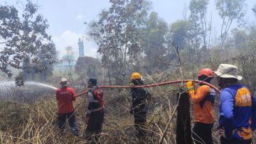 Brimob Kaltim Padamkan Karhutla 2 Hektare Dekat Permukiman Warga Sangatta