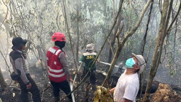 Brimob Polda Kaltim Padamkan Karhutla 2 Hektare di Kawasan KHDTK Samboja