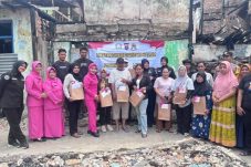 Polwan dan Bhayangkari Kaltim Berbagi Kepedulian kepada Warga Terdampak Kebakaran di Dahor