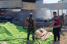 Bakar Sampah Diduga Picu Gudang Rongsokan di Krian Terbakar, Kerugian Rp10 Juta