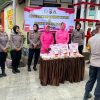 Polwan dan Bhayangkari Kaltim Berbagi, Salurkan 500 Kg Beras untuk 100 Warga