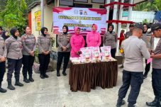 Polwan dan Bhayangkari Kaltim Berbagi, Salurkan 500 Kg Beras untuk 100 Warga