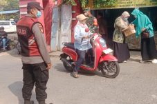 Kabut Asap Karhutla, Polsek Kuaro Bersama TNI dan Puskesmas Bagikan 500 Masker