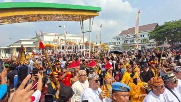Erau Adat Kutai 2026 Ditutup Meriah, Polres Kukar Pastikan Prosesi Mengulur Naga dan Belimbur Berlangsung Aman