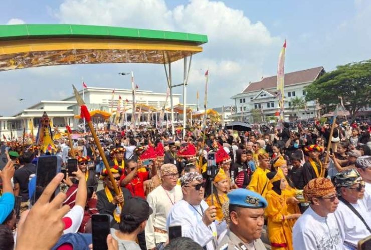 Erau Adat Kutai 2026 Ditutup Meriah, Polres Kukar Pastikan Prosesi Mengulur Naga dan Belimbur Berlangsung Aman