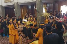 Penurunan Tiang Ayu Tandai Berakhirnya Prosesi Sakral Erau Adat Kutai 2026