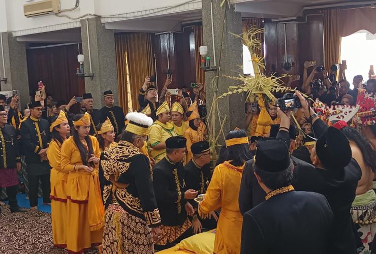 Penurunan Tiang Ayu Tandai Berakhirnya Prosesi Sakral Erau Adat Kutai 2026