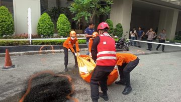 Brimob Polda Kaltim Amankan TKP Dugaan Orang Jatuh di Apartemen Borneo Bay