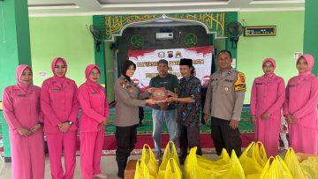 Polwan Polda Kaltim dan Bhayangkari Berbagi di Masjid Jami Al Yusra, Salurkan Al-Qur’an dan Nasi Kotak