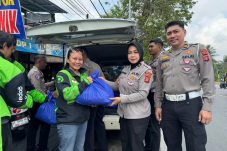 Polantas Karib, Ditlantas Polda Kaltim Berbagi Sembako dan Edukasi Keselamatan Kepada Ojol