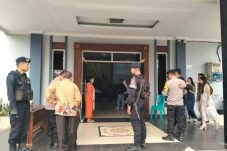 Hadir di tengah Masyarakat , Brimob Kaltim Intensifkan Patroli Malam dan Pengamanan Gereja di Samarinda