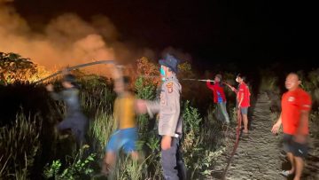 Polisi Bersama Tim Gabungan Padamkan Karhutla di Desa Tuana Tuha Kutai Kartanegara