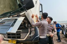 Ditlantas Polda Kaltim Periksa Kelayakan Kendaraan Angkutan Barang, Tekankan Pentingnya Keselamatan Berkendara