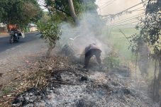 Polsek Buduran Gerak Cepat Tangani Kebakaran Lahan di Prasung