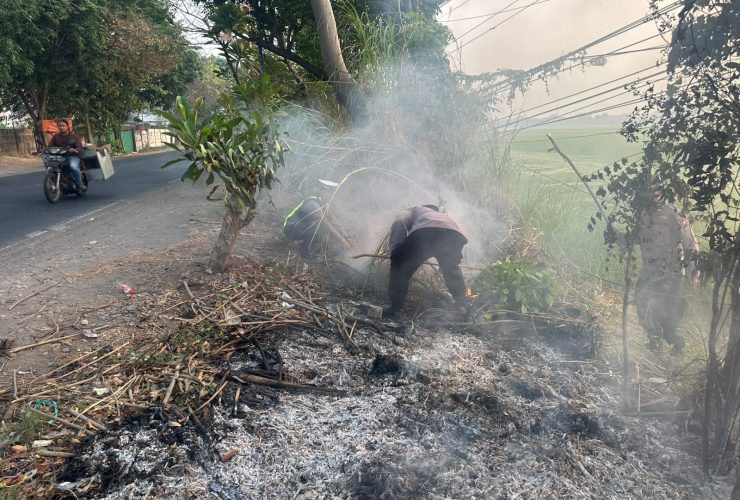 Polsek Buduran Gerak Cepat Tangani Kebakaran Lahan di Prasung