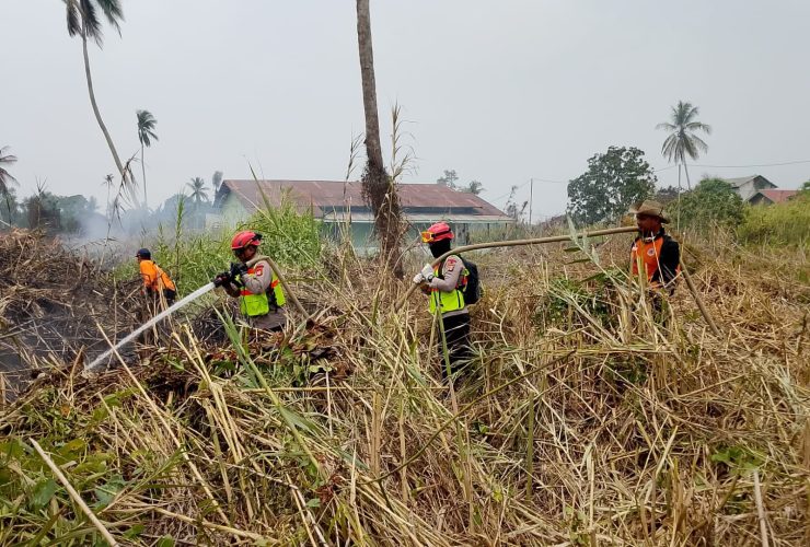 Brimob Polda Kaltim Padamkan Karhutla Seluas 2 Hektare di Tanah Grogot
