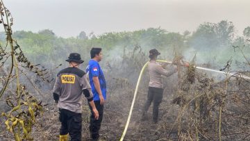 Polsek Muara Pahu Bersama Tim Gabungan Padamkan Karhutla di Kampung Sebelang
