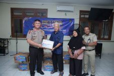 Hari Jadi ke-75 Humas Polri, Divhumas Polri Gelar Bakti Sosial untuk Lansia dan Anak Yatim