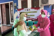 Polwan Polda Kaltim dan Bhayangkari Berbagi, Salurkan Bantuan kepada Warga Balikpapan