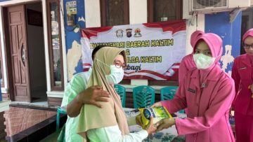 Polwan Polda Kaltim dan Bhayangkari Berbagi, Salurkan Bantuan kepada Warga Balikpapan