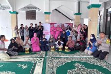 Polwan Polda Kaltim dan Bhayangkari Berbagi 120 Paket Minyak Goreng untuk Warga Gunung Samarinda