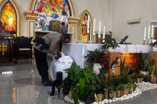 Gegana Sat Brimob Polda Kaltim Laksanakan Sterilisasi Gereja Santo Martinus Sepinggan Jelang Misa Bersama TNI-Polri